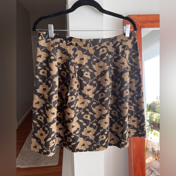 ANN TAYLOR LOFT Gold/Black Printed Pleated Mini Skirt - Picture 3 of 5